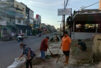 Warga di Lorong Seroja, Kecamatan Jambi Timur melakukan gotong royong di lingkungan mereka dalam rangka memperingati hari lingkungan hidup sedunia, Minggu (15/6/2025). Matapedia6.com/Dalil