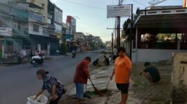 Warga di Lorong Seroja, Kecamatan Jambi Timur melakukan gotong royong di lingkungan mereka dalam rangka memperingati hari lingkungan hidup sedunia, Minggu (15/6/2025). Matapedia6.com/Dalil