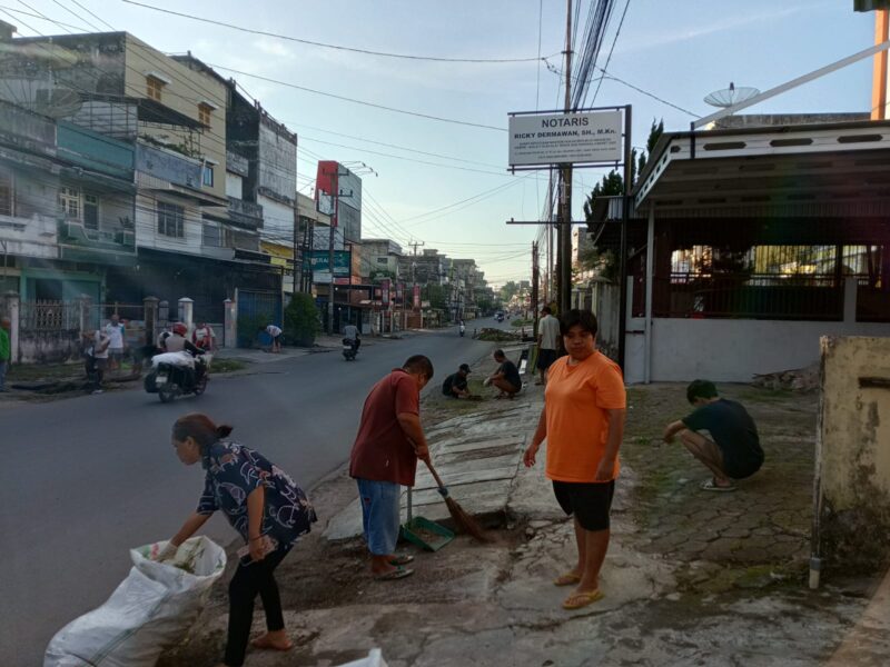 Warga di Lorong Seroja, Kecamatan Jambi Timur melakukan gotong royong di lingkungan mereka dalam rangka memperingati hari lingkungan hidup sedunia, Minggu (15/6/2025). Matapedia6.com/Dalil