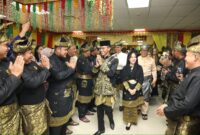 Amsakar Ahmad bersama Li Claudia Chandra saat memasuki Istana, untuk menerima gelar yang dianugerahkan oleh LAM Kepri Batam,  Minggu (15/6/2025). Matapedia6.com/Diskominfo