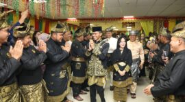 Amsakar Ahmad bersama Li Claudia Chandra saat memasuki Istana, untuk menerima gelar yang dianugerahkan oleh LAM Kepri Batam,  Minggu (15/6/2025). Matapedia6.com/Diskominfo