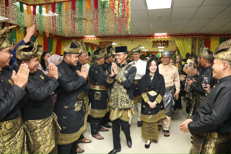 Amsakar Ahmad bersama Li Claudia Chandra saat memasuki Istana, untuk menerima gelar yang dianugerahkan oleh LAM Kepri Batam, Minggu (15/6/2025). Matapedia6.com/Diskominfo