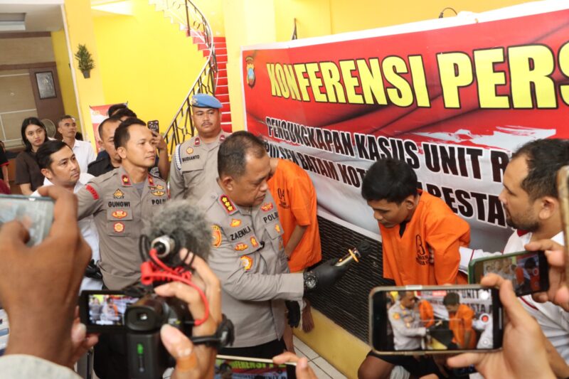 Kapolresta Barelang saat meminta keterangan dari pelaku jambret yang beraksi di wilayah hukum Polsek Batam Kota, Senin (16/6/2025). Matapedia6.com/Dok humas