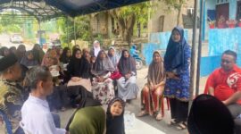 Menajemen rumah sakit umum daerah Embung Fatimah saat mendatangi rumah duku Muhammad Alif Okto Karyanto di Sei Pelenggut, Sagulung, Selasa (17/6/2025). Matapedia6.com/Dok RSUD EF