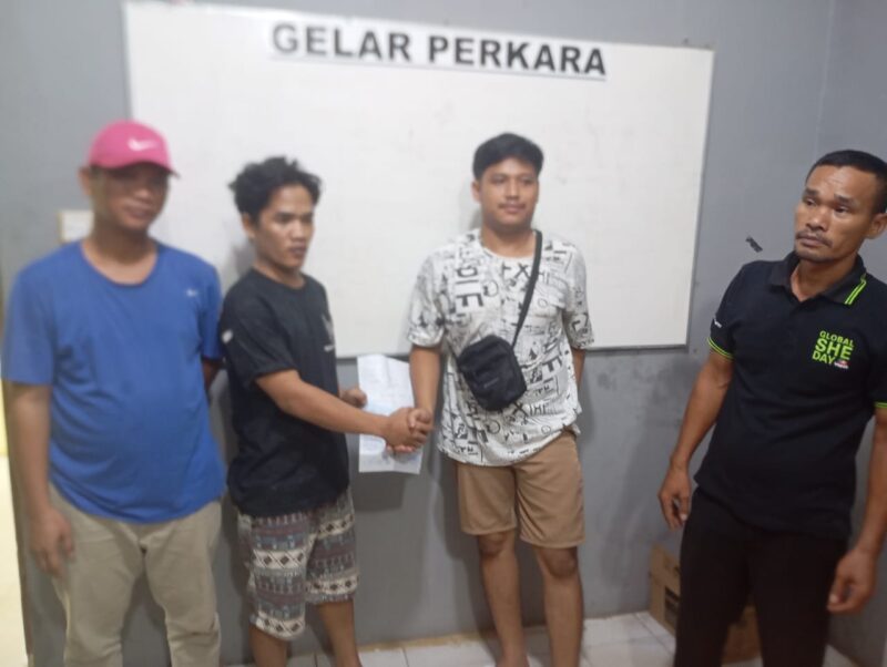 Kedua belah pihak saat bersalaman di mapolsek Sagulung usai melakukan penandatanganan Restorative Justice pada 9 Mei 2025 lalu. Matapedia6.com/Dok Polsek