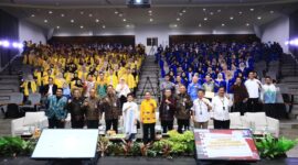 Ketua Dewan Audit OJK Sophia Wattimena bersama mahasiswa, Senin (16/6/2025). Foto:Istimewa
