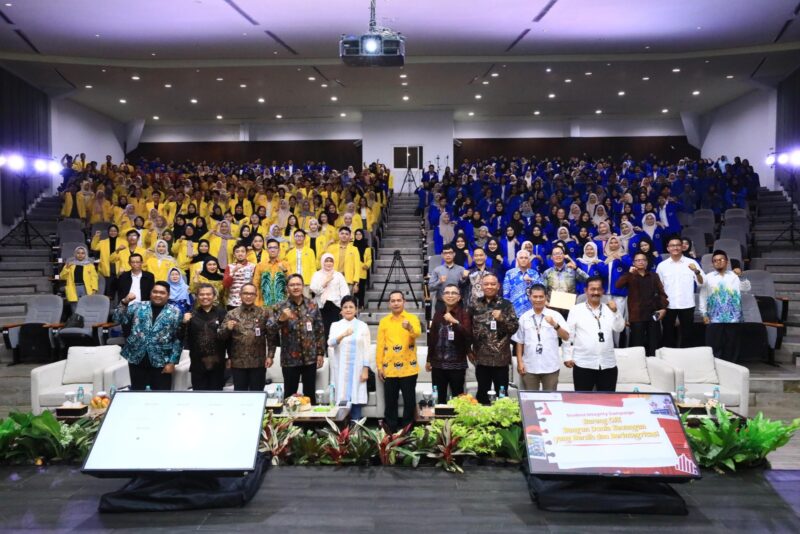 Ketua Dewan Audit OJK Sophia Wattimena bersama mahasiswa, Senin (16/6/2025). Foto:Istimewa