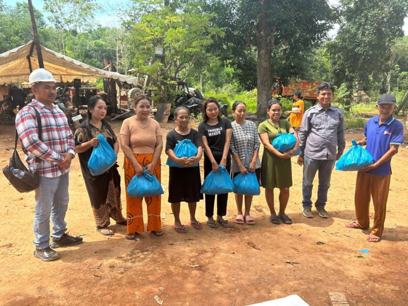 PT Batamraya Sukses Perkasa (PT BSP) anak usaha Panbil Group menyalurkan bantuan sembako kepada masyarakat. Foto:Istimewa
