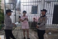 Anggota Polresta Barelang saat menemui korban di rumah di Perumahan Bukit Palem Permai, Batam, Senin (16/6/2025). Matapedia6.com/Dok Polresta
