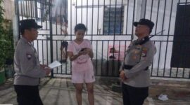 Anggota Polresta Barelang saat menemui korban di rumah di Perumahan Bukit Palem Permai, Batam, Senin (16/6/2025). Matapedia6.com/Dok Polresta