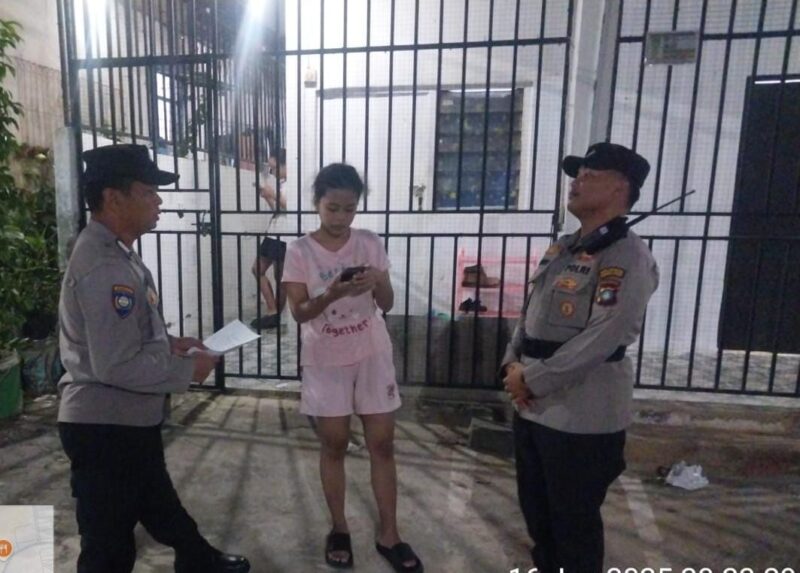 Anggota Polresta Barelang saat menemui korban di rumah di Perumahan Bukit Palem Permai, Batam, Senin (16/6/2025). Matapedia6.com/Dok Polresta