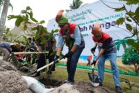 Simbolis penanaman pohon oleh EFK dan warga sebagai bagian dari inisiatif ekonomi hijau dan pelestarian lingkungan pesisir Batam. Foto:Istimewa