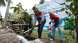 Simbolis penanaman pohon oleh EFK dan warga sebagai bagian dari inisiatif ekonomi hijau dan pelestarian lingkungan pesisir Batam. Foto:Istimewa