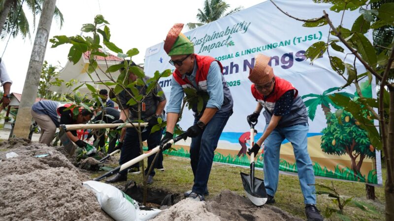 Simbolis penanaman pohon oleh EFK dan warga sebagai bagian dari inisiatif ekonomi hijau dan pelestarian lingkungan pesisir Batam. Foto:Istimewa