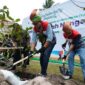 Simbolis penanaman pohon oleh EFK dan warga sebagai bagian dari inisiatif ekonomi hijau dan pelestarian lingkungan pesisir Batam. Foto:Istimewa