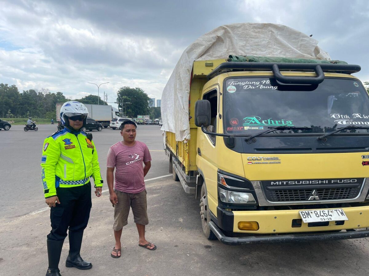 Satlantas Polresta Barelang saat melakukan penindakan terhadap kendaraan Odol di jalan Ahmad Yani atau Simpang Kepri Mall, Batam Centre, Kamis (19/6/2025). Matapedia6.com/Dok Lantas