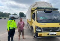 Satlantas Polresta Barelang saat melakukan penindakan terhadap kendaraan Odol di jalan Ahmad Yani atau Simpang Kepri Mall, Batam Centre, Kamis (19/6/2025). Matapedia6.com/Dok Lantas