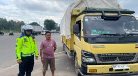 Satlantas Polresta Barelang saat melakukan penindakan terhadap kendaraan Odol di jalan Ahmad Yani atau Simpang Kepri Mall, Batam Centre, Kamis (19/6/2025). Matapedia6.com/Dok Lantas