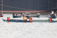 Peserta lomba sampan dayung saat bertarung merebut juara dalam kegiatan menyambut HUT Bhayangkara Polda Kepri di Pelabuhan Rakyat Tanjungriau, Kecamatan Sekupang Kota Batam, Sabtu (21/6/2025).