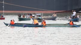 Peserta lomba sampan dayung saat bertarung merebut juara dalam kegiatan menyambut HUT Bhayangkara Polda Kepri di Pelabuhan Rakyat Tanjungriau, Kecamatan Sekupang Kota Batam, Sabtu (21/6/2025).