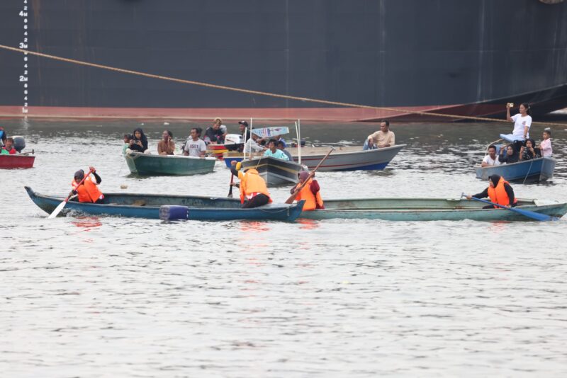Peserta lomba sampan dayung saat bertarung merebut juara dalam kegiatan menyambut HUT Bhayangkara Polda Kepri di Pelabuhan Rakyat Tanjungriau, Kecamatan Sekupang Kota Batam, Sabtu (21/6/2025).