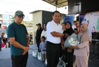 Kepala Rutan Batam Fajar Teguh Wibowo saat menyalurkan bantuan kepada masyarakat di acara berbagi di SP Plaza, Sabtu (21/6). Foto:dok/Humas Rutan