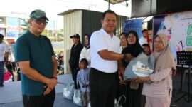 Kepala Rutan Batam Fajar Teguh Wibowo saat menyalurkan bantuan kepada masyarakat di acara berbagi di SP Plaza, Sabtu (21/6). Foto:dok/Humas Rutan