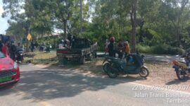 Warga dan pengendara saat melihat dan menolong para korban yang terlibat kecelakaan di jalan trans Barelang Kota Batam, Provinsi Kepri pada Minggu (22/6/2025) lalu. Matapedia6.com/Istimewa