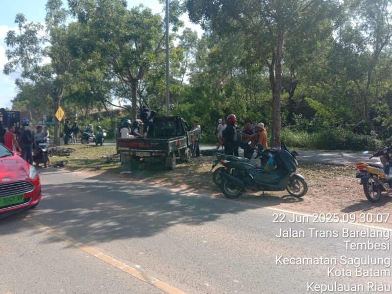 Warga dan pengendara saat melihat dan menolong para korban yang terlibat kecelakaan di jalan trans Barelang Kota Batam, Provinsi Kepri pada Minggu (22/6/2025) lalu. Matapedia6.com/Istimewa