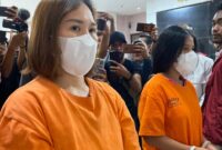 Dua tersangka yang ditangkap Satreskrim Polresta Barelang atas kasus penganiayaan ART di perumahan Sukajadi, Kota Batam, Provinsi Kepri, Senin (23/6/2025). Matapedia6.com/Luci