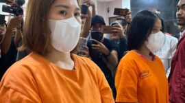 Dua tersangka yang ditangkap Satreskrim Polresta Barelang atas kasus penganiayaan ART di perumahan Sukajadi, Kota Batam, Provinsi Kepri, Senin (23/6/2025). Matapedia6.com/Luci