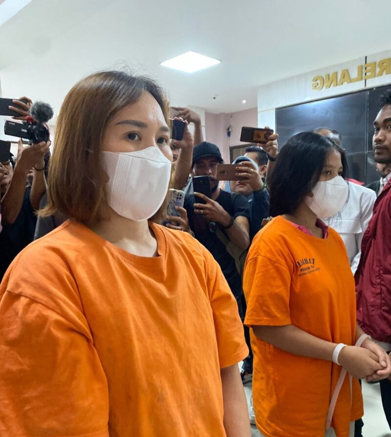 Dua tersangka yang ditangkap Satreskrim Polresta Barelang atas kasus penganiayaan ART di perumahan Sukajadi, Kota Batam, Provinsi Kepri, Senin (23/6/2025). Matapedia6.com/Luci