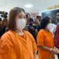 Dua tersangka yang ditangkap Satreskrim Polresta Barelang atas kasus penganiayaan ART di perumahan Sukajadi, Kota Batam, Provinsi Kepri, Senin (23/6/2025). Matapedia6.com/Luci