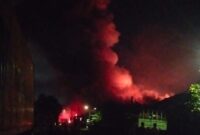 Gudang limbah terbesar di kawasan KPLI-B3 di Kabil, Kota Batam, Provinsi Kepri di lalap si jogo merah. Petugas Damkar masih berjibaku melakukan pemadaman, Senin (23/6/2025). Matapedia6.com/Istimewa