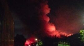 Gudang limbah terbesar di kawasan KPLI-B3 di Kabil, Kota Batam, Provinsi Kepri di lalap si jogo merah. Petugas Damkar masih berjibaku melakukan pemadaman, Senin (23/6/2025). Matapedia6.com/Istimewa
