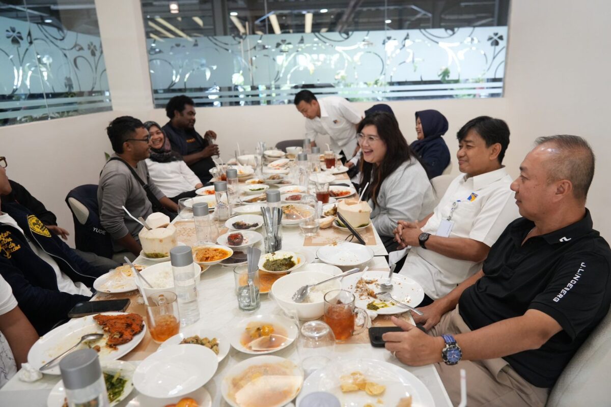 Anggota/Deputi Bidang Pelayanan Umum BP Batam, Ariastuty Sirait, dalam pertemuan bersama Direktur PT Desa Air Cargo, Kurniawan Chang, dan awak media di Restoran Sederhana, Batam Centre, Selasa (24/6/2025). Foto:Humas BP Batam