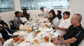 Anggota/Deputi Bidang Pelayanan Umum BP Batam, Ariastuty Sirait, dalam pertemuan bersama Direktur PT Desa Air Cargo, Kurniawan Chang, dan awak media di Restoran Sederhana, Batam Centre, Selasa (24/6/2025). Foto:Humas BP Batam