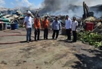 Wakil ketua Komisi III DPRD Kota Batam Arlon Veristo bersama Biyanto didampingi pihak BP Batam dan pengelola kawasan KPLI-B3 Kabil saat melakukan peninjauan lokasi kebakaran gudang penyimpanan limbah milik PT Desa Air Cargo, Selasa (24/6/2025). Matapedia6.com/Luci