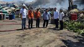 Wakil ketua Komisi III DPRD Kota Batam Arlon Veristo bersama Biyanto didampingi pihak BP Batam dan pengelola kawasan KPLI-B3 Kabil saat melakukan peninjauan lokasi kebakaran gudang penyimpanan limbah milik PT Desa Air Cargo, Selasa (24/6/2025). Matapedia6.com/Luci