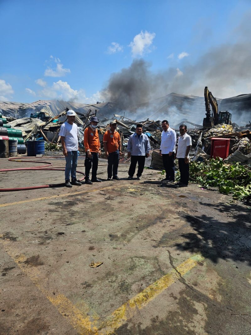 Wakil ketua Komisi III DPRD Kota Batam Arlon Veristo bersama Biyanto didampingi pihak BP Batam dan pengelola kawasan KPLI-B3 Kabil saat melakukan peninjauan lokasi kebakaran gudang penyimpanan limbah milik PT Desa Air Cargo, Selasa (24/6/2025). Matapedia6.com/Luci