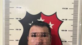 SM pelaku saat diamankan Polsek Bengkong atas dugaan perbuatan tidak senonoh terhadap anaknya sendiri, Kamis (26/6/2025). Matapedia6.com/Dok Polsek