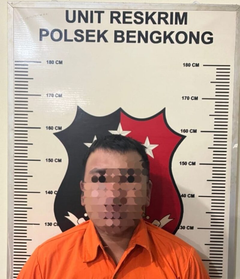SM pelaku saat diamankan Polsek Bengkong atas dugaan perbuatan tidak senonoh terhadap anaknya sendiri, Kamis (26/6/2025). Matapedia6.com/Dok Polsek