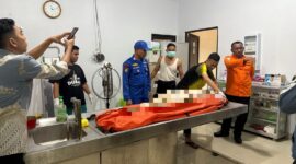 Salah satu jenazah korban yang tenggelam di Selat Nenek di Rumah Sakit. Foto:dok/Tim SAR