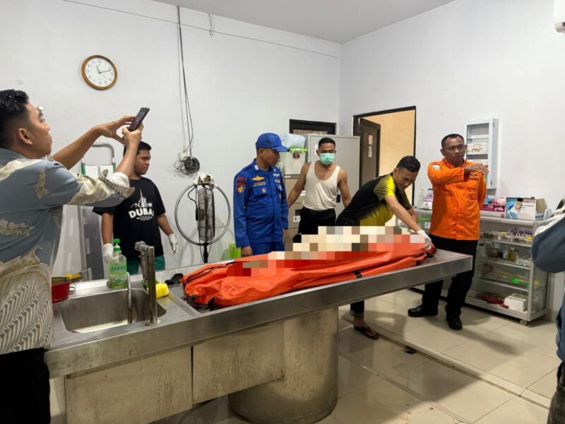 Salah satu jenazah korban yang tenggelam di Selat Nenek di Rumah Sakit. Foto:dok/Tim SAR