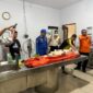 Salah satu jenazah korban yang tenggelam di Selat Nenek di Rumah Sakit. Foto:dok/Tim SAR