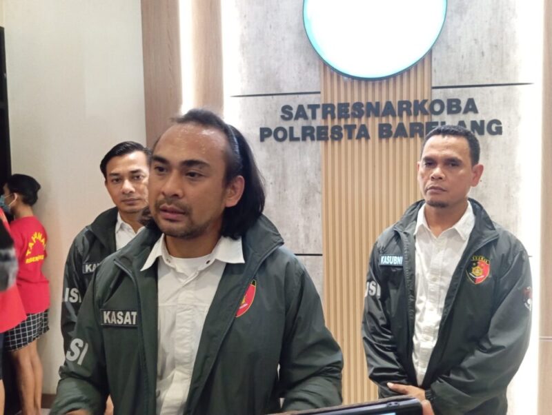 Kasatnarkoba Polresta Barelang AKP Denny Langie saat memberikan keterangan ungkap kasus narkoba selama bulan mei 2025, di Kantor Satres narkoba Polresta Barelang,  Senin (2/6/2025). Matapedia6.com/Luci