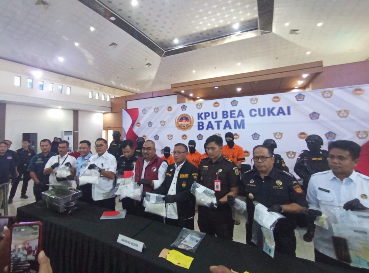 Bea Cukai Batam ungkap jaringan kurir lintas Internasional pada jumpa pers di kantor Bea Cukai Batam, Senin (2/6/2025). Foto:Zalfirega/matapedia