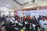 Bea Cukai Batam ungkap jaringan kurir lintas Internasional pada jumpa pers di kantor Bea Cukai Batam, Senin (2/6/2025). Foto:Zalfirega/matapedia