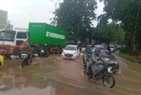 Banjir di jalan Duyung Batuampar Kota Batam sempat membuat arus kendaraan lumpuh dari pelabuhan Batuampar menuju pasar jodoh, Selasa (3/6/2025). Matapedia6.com/Luci