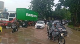 Banjir di jalan Duyung Batuampar Kota Batam sempat membuat arus kendaraan lumpuh dari pelabuhan Batuampar menuju pasar jodoh, Selasa (3/6/2025). Matapedia6.com/Luci